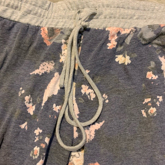 super cute floral grey sweatpants❕❕ - Picture 3 of 4